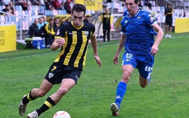 Iker Pedernales, del Barakaldo, conduce le bal&oacute;n ante la oposici&oacute;n de Be&ntilde;at Leiza.