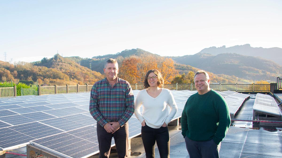 Ezkerretik eskuinera, Jexux Leonet (Oiartzungo alkatea), Eneritz Arbelaitz (alkateordea) eta Agustin Lekuona (trantsizio energetikorako zinegotzia).