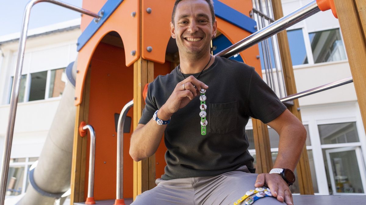 El profesor de Educación Especial Jaime Brea muestra las pulseras que ha patentado. Fotos: Jorge Muñoz