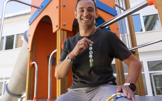 El profesor de Educación Especial Jaime Brea muestra las pulseras que ha patentado. Fotos: Jorge Muñoz El profesor de Educación Especial Jaime Brea muestra las pulseras que ha patentado. Fotos: Jorge Muñoz
