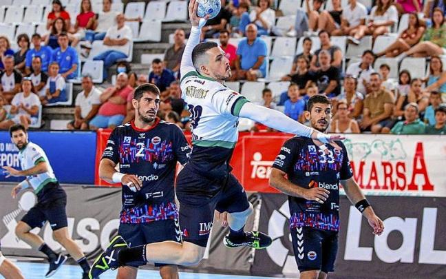 Arthur Pereira, autor de cuatro goles ayer, se eleva para lanzar contra la portería del Sinfín.