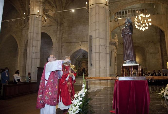 Misa en una iglesia de Vitoria