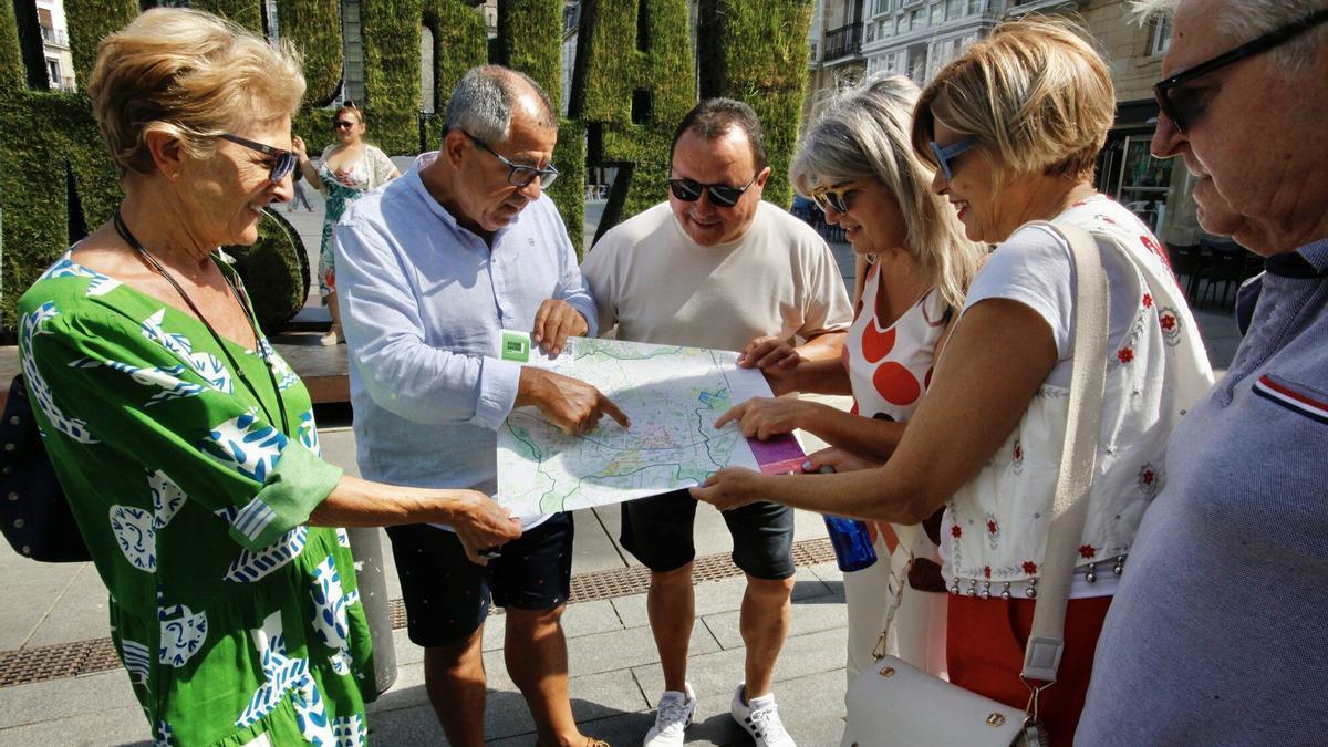 Varios turistas consultan un mapa en el centro de Vitoria.