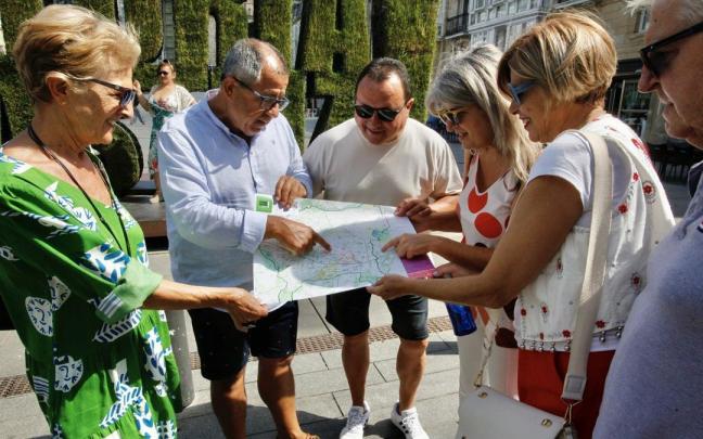 Varios turistas consultan un mapa en el centro de Vitoria.