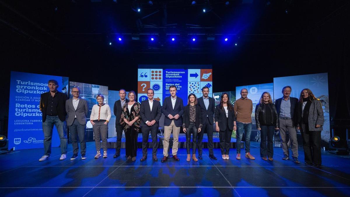 Foto de familia de los participantes en el congreso ‘Retos del turismo en Gipuzkoa’ celebrado en Errenteria, con el diputado foral Jabier Larrañaga en el centro.