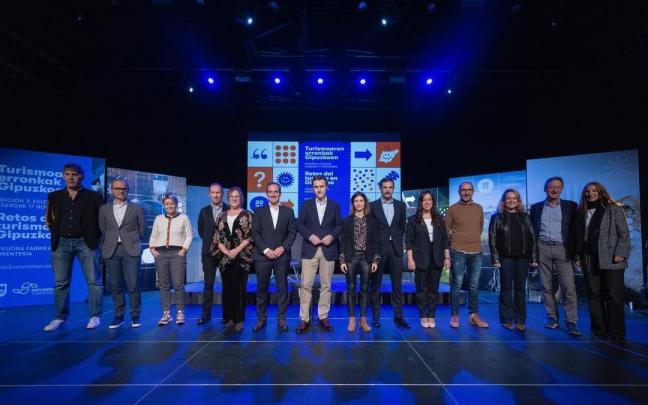 Foto de familia de los participantes en el congreso &lsquo;Retos del turismo en Gipuzkoa&rsquo; celebrado en Errenteria, con el diputado foral Jabier Larra&ntilde;aga en el centro.