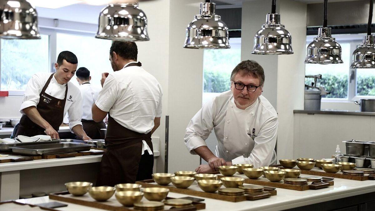 Andoni Luis Aduriz y su equipo en el restaurante Mugaritz en Errenteria