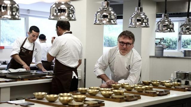 Andoni Luis Aduriz y su equipo en el restaurante Mugaritz en Errenteria Andoni Luis Aduriz y su equipo en el restaurante Mugaritz en Errenteria