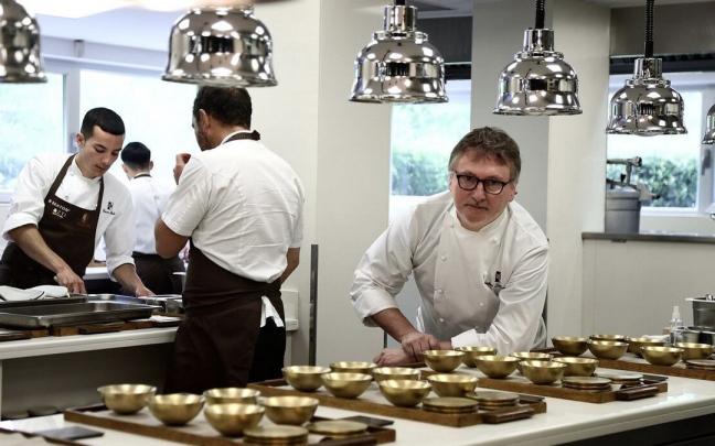 Andoni Luis Aduriz y su equipo en el restaurante Mugaritz en Errenteria Andoni Luis Aduriz y su equipo en el restaurante Mugaritz en Errenteria