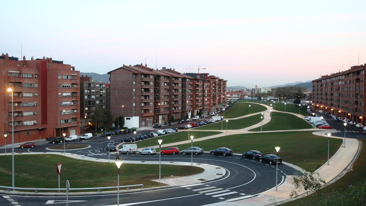 Varias farolas iluminan el parque Bentazarra de Basurto