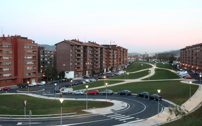 Varias farolas iluminan el parque Bentazarra de Basurto Varias farolas iluminan el parque Bentazarra de Basurto