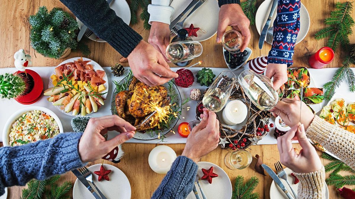 Brindis durante una comida de Navidad.