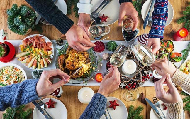 Brindis durante una comida de Navidad.