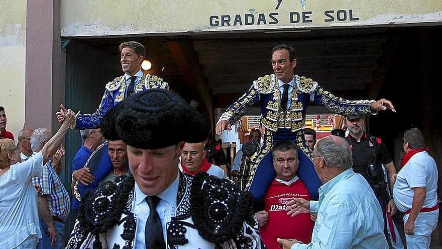 Escribano y El Cid salen a hombros de la plaza de toros de Tudela.