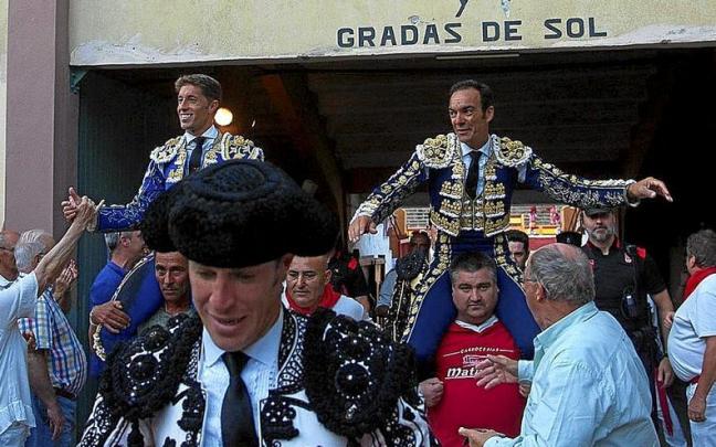 Escribano y El Cid salen a hombros de la plaza de toros de Tudela. Escribano y El Cid salen a hombros de la plaza de toros de Tudela.
