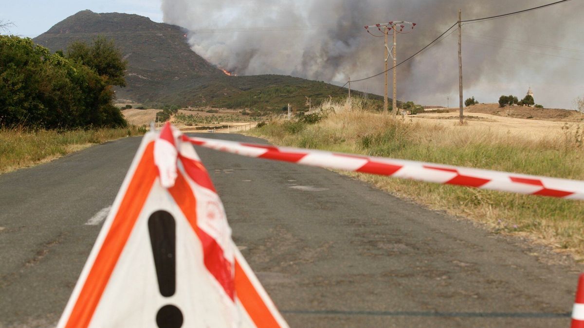 Carretera cortada por el incendio en Zambrana