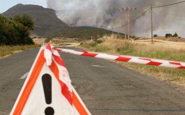 Carretera cortada por el incendio en Zambrana