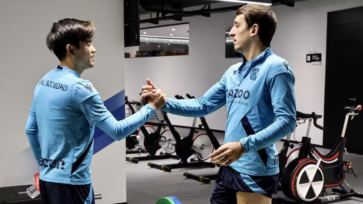 Mikel Oyarzabal saluda a Take Kubo, que también se ha reincorporado a la disciplina txuri-urdin.