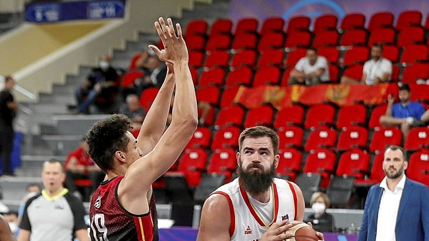 El montenegrino Dubljevic, ‘La Roca’, entra a canasta en el partido ante Bélgica.