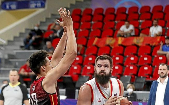 El montenegrino Dubljevic, ‘La Roca’, entra a canasta en el partido ante Bélgica.