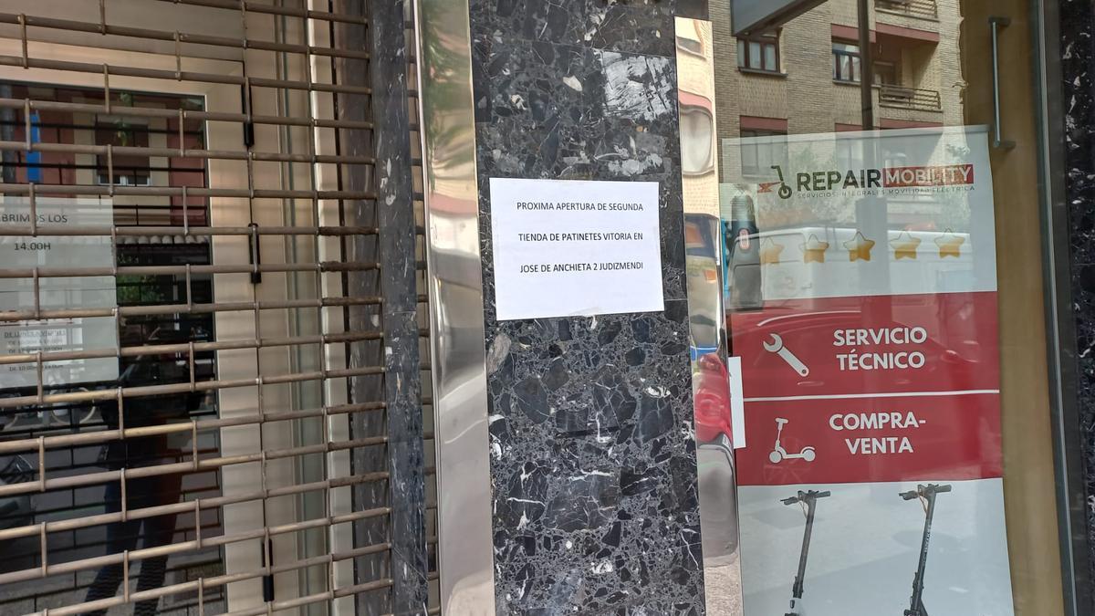 Cartel que anuncia la apertura de una segunda tienda en Judimendi.