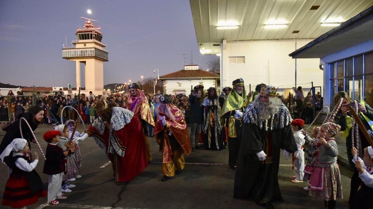 Paseíllo a los Reyes Magos en el aeropuerto de Sondika.