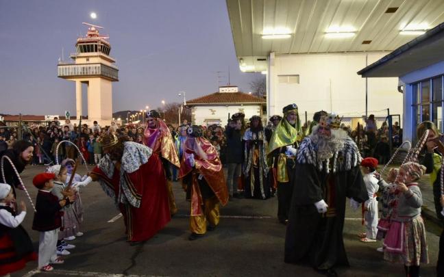 Paseíllo a los Reyes Magos en el aeropuerto de Sondika. Paseíllo a los Reyes Magos en el aeropuerto de Sondika.