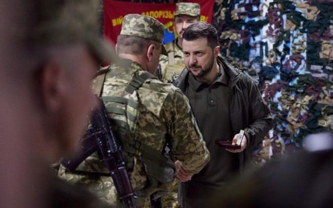 Volodimir Zelenski, presidente de Ucrania, visita a los militares. Volodimir Zelenski, presidente de Ucrania, visita a los militares.