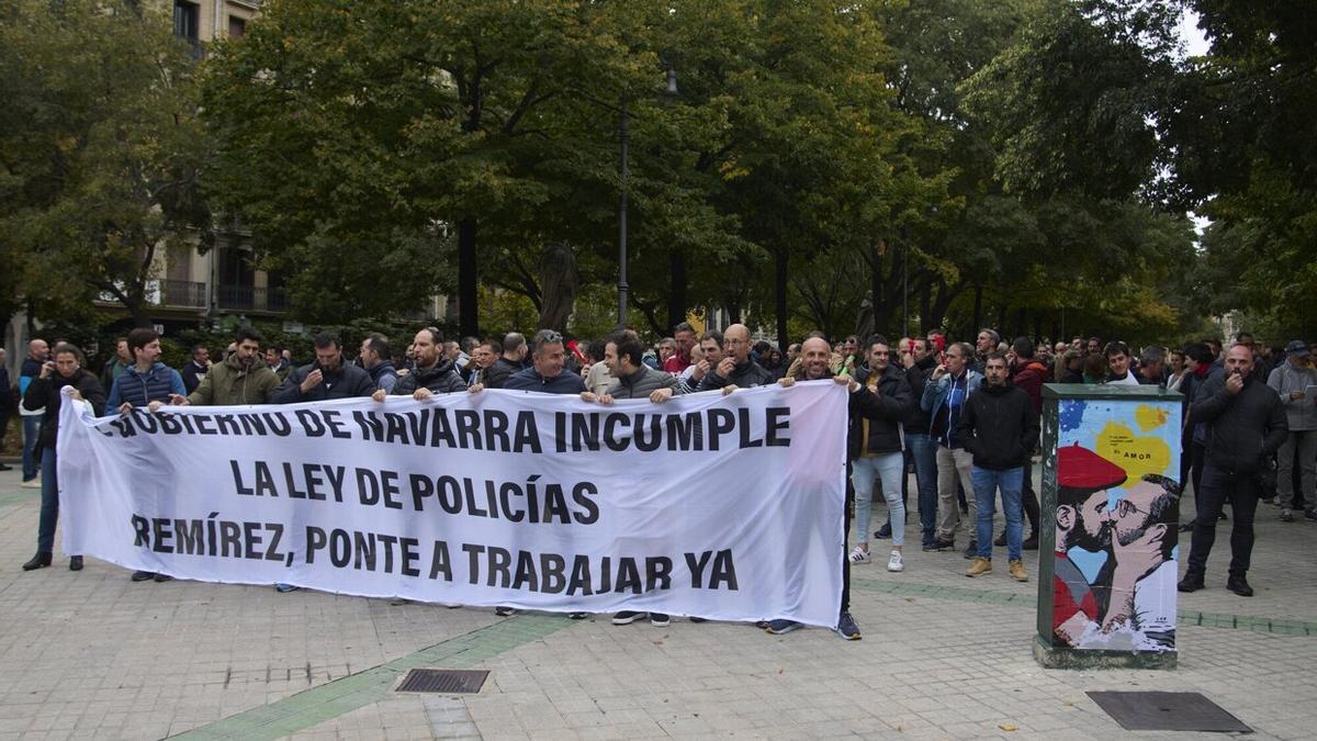 Concentración de policías forales ante el Parlamento.