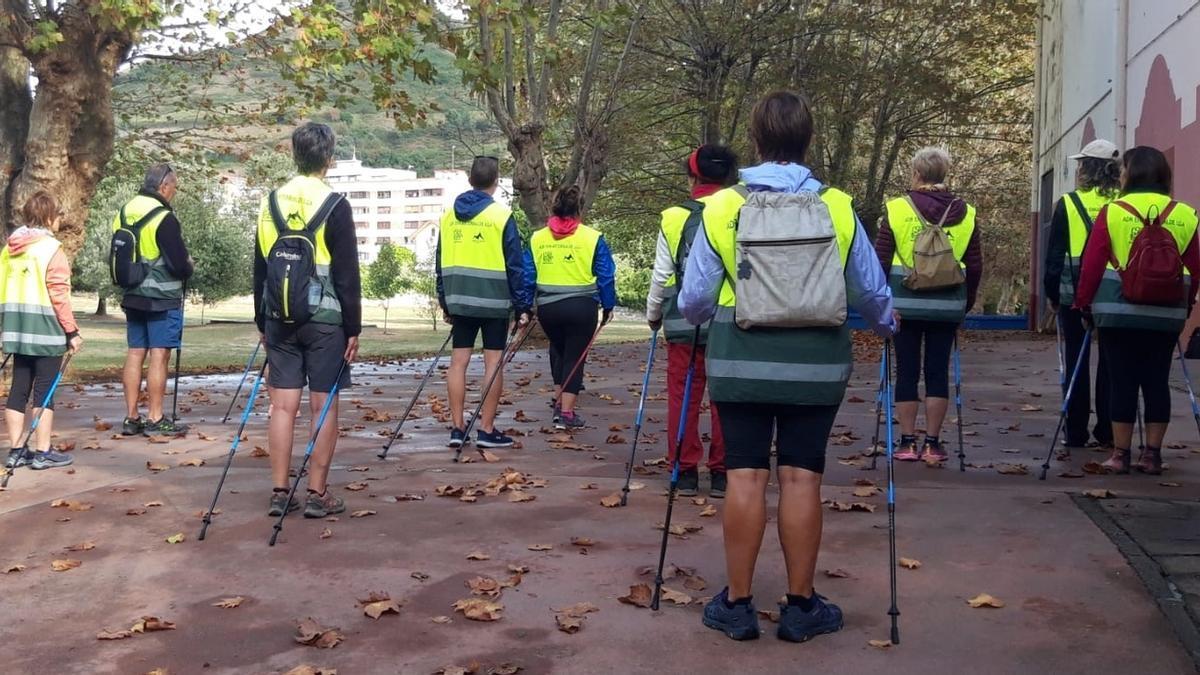 La marcha de Muskiz salió desde el Donibane y recorrió parte del paseo fluvial del Barbadun.