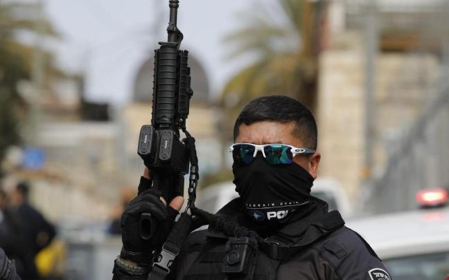 Un policía israelí en Jerusalén. Un policía israelí en Jerusalén.