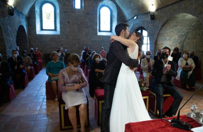 Amaia Arenzana y Nacho Crespo, contrayendo matrimonio en una de las primeras bodas después de la pandemia.