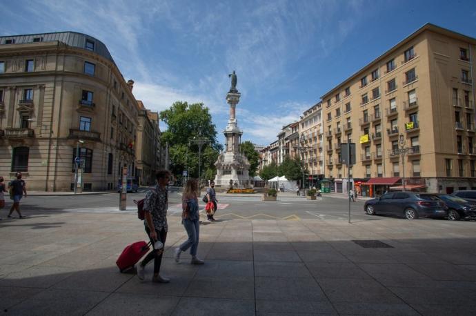 Vista del Paseo de Sarasate, con el monumento a los Fueros al fondo.