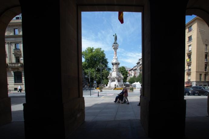 Vista del paseo de Sarasate, con el monumento a los Fueros al fondo.