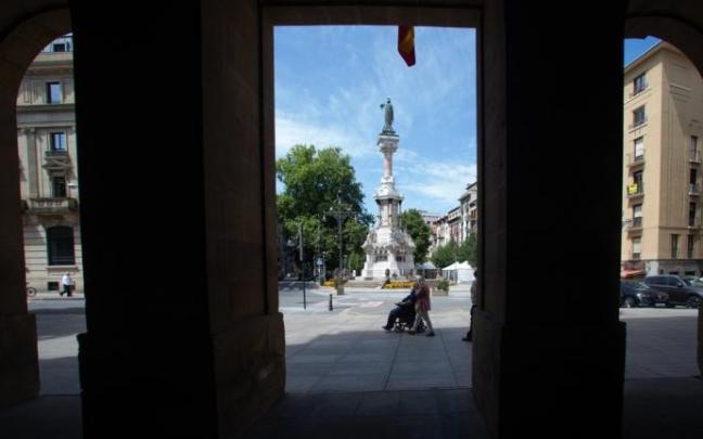 Vista del paseo de Sarasate, con el monumento a los Fueros al fondo.