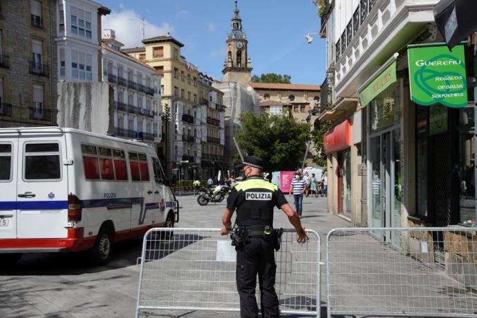 Agente de la Policía Local en la plaza de la Virgen Blanca.