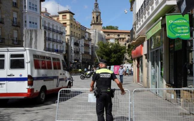 Agente de la Policía Local en la plaza de la Virgen Blanca.