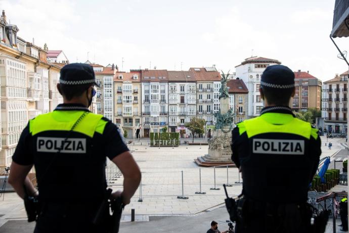 Dos agentes de la Policía Local en la Virgen Blanca.