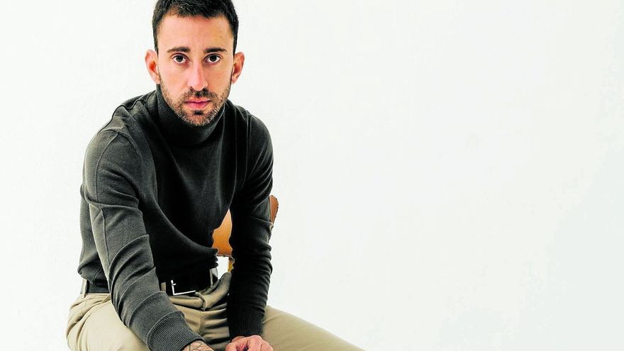 Combina su trabajo de actor con el de doblador de videojuegos y publicidad.