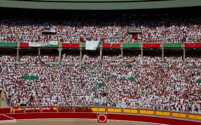 Ambiente en la corrida de toros del 7 de julio