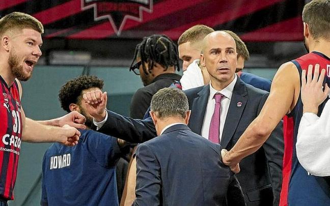 Peñarroya, en el centro, durante un tiempo muerto en el duelo contra el Maccabi.