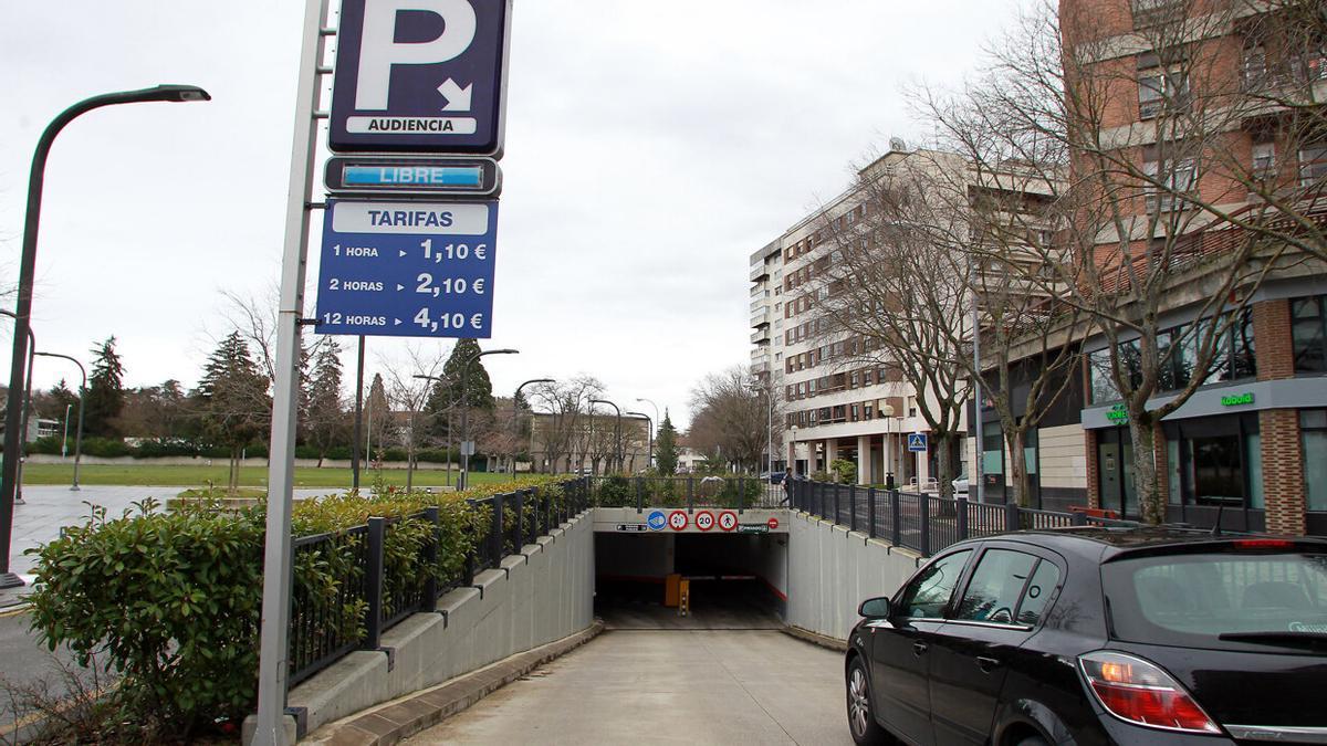 Un coche accede al parking subterráneo de la Audiencia.