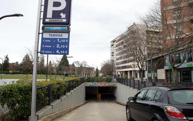 Un coche accede al parking subterráneo de la Audiencia. Un coche accede al parking subterráneo de la Audiencia.