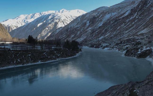 El río Kokcha, congelado a su paso por la provincia de Badakhshan. El río Kokcha, congelado a su paso por la provincia de Badakhshan.