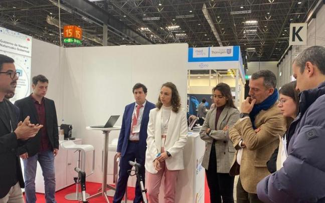 Explicaci&oacute;n de Darwin Biomedical de su empresa, durante la visita de Manuel Ledesma.