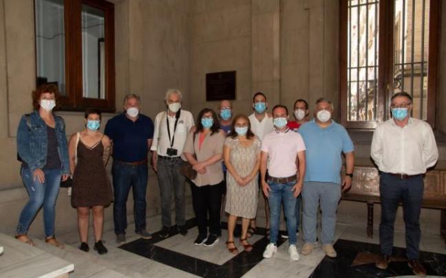 Familiares de Cayuela con los concejales de la oposición. Familiares de Cayuela con los concejales de la oposición.