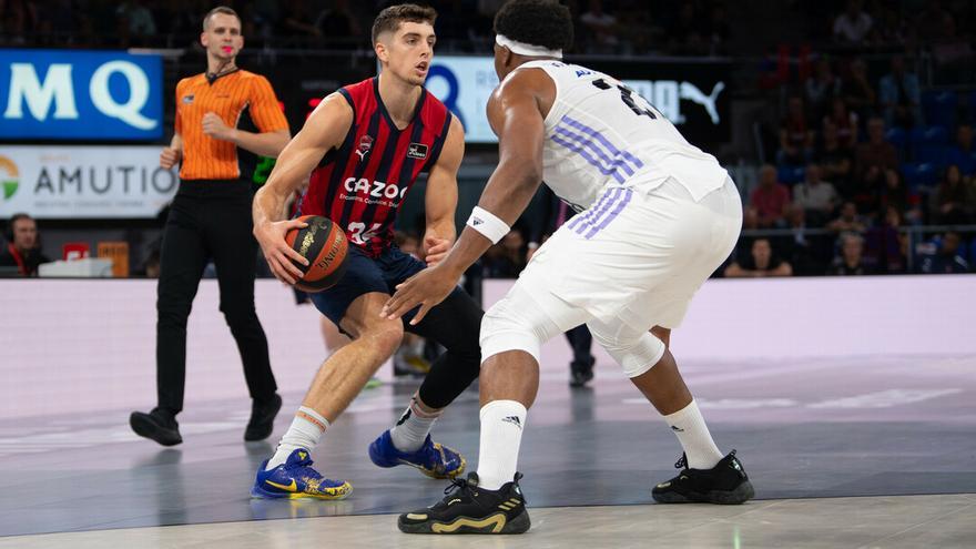 Hommes trata de superar a Yabusele, durante el partido entre el Baskonia y el Real Madrid del pasado domingo
