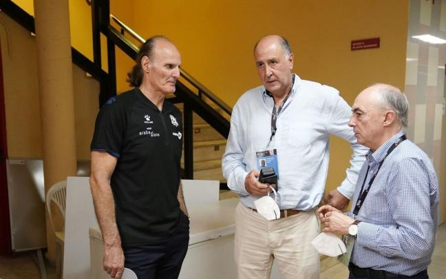 Alfredo Salazar dialoga con Josean Querejeta y Dusko Ivanovic