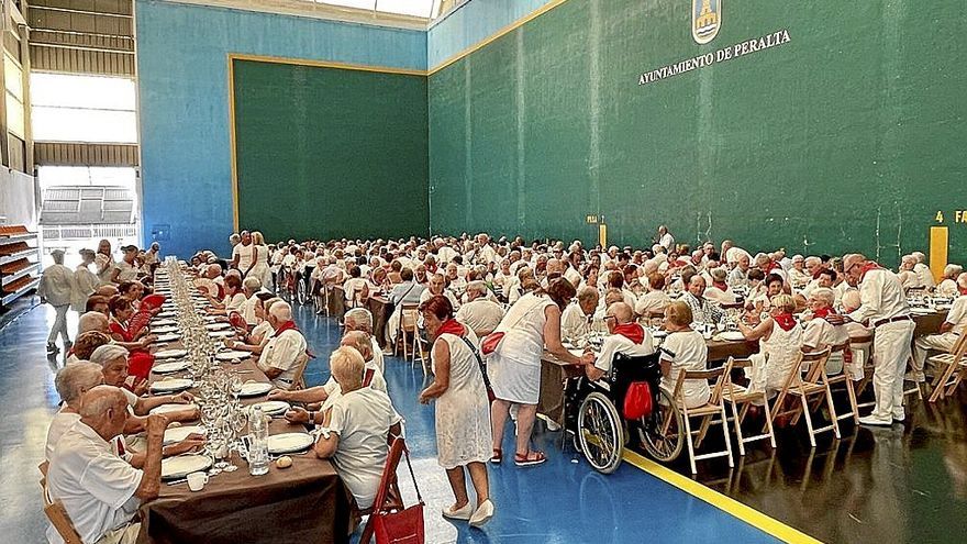 El front&oacute;n alberg&oacute; una comida para cerca de 300 comensales.