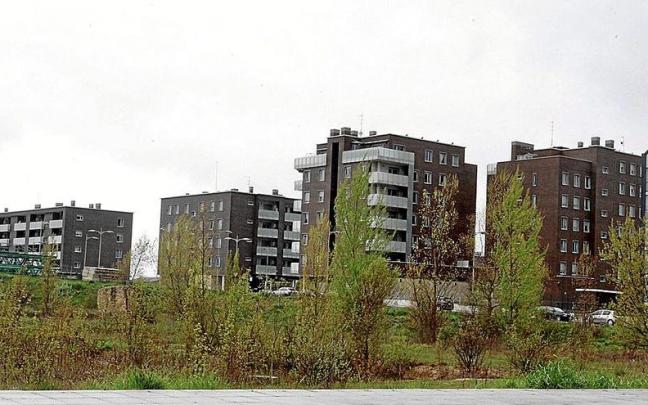 Lerro hauekin batera dagoen irudian, Gasteizko etxebizitza batzuen artxiboko-irudia.